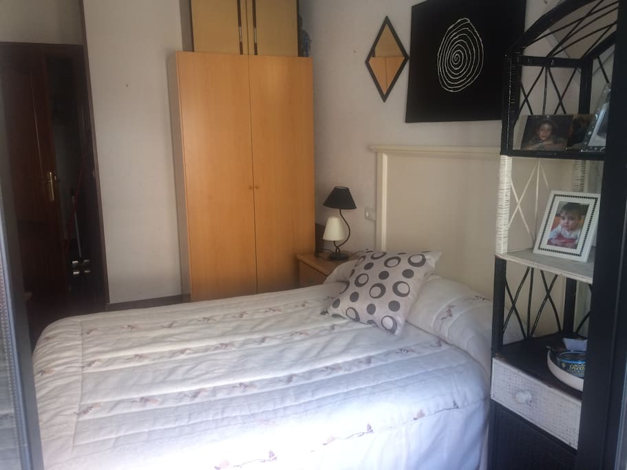 Habitación amplia con cama de 1:35 baño al lado y balcón exterior!!!