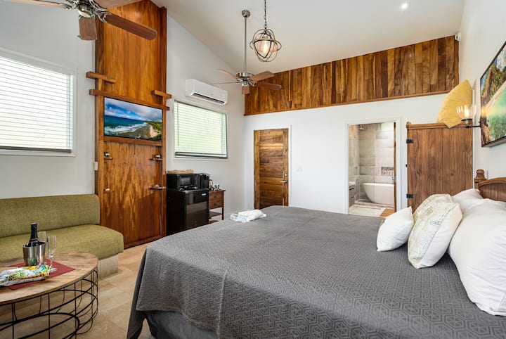 全新的KOA套房宽敞，可俯瞰世界著名的Kaanapali Kai高尔夫球场。  距离卡纳帕利海滩（ Kaanapali Beach ）仅几步之遥！  套房配备了您所需的所有便利设施，包括冰箱、咖啡机、微波炉等，让您住得舒适