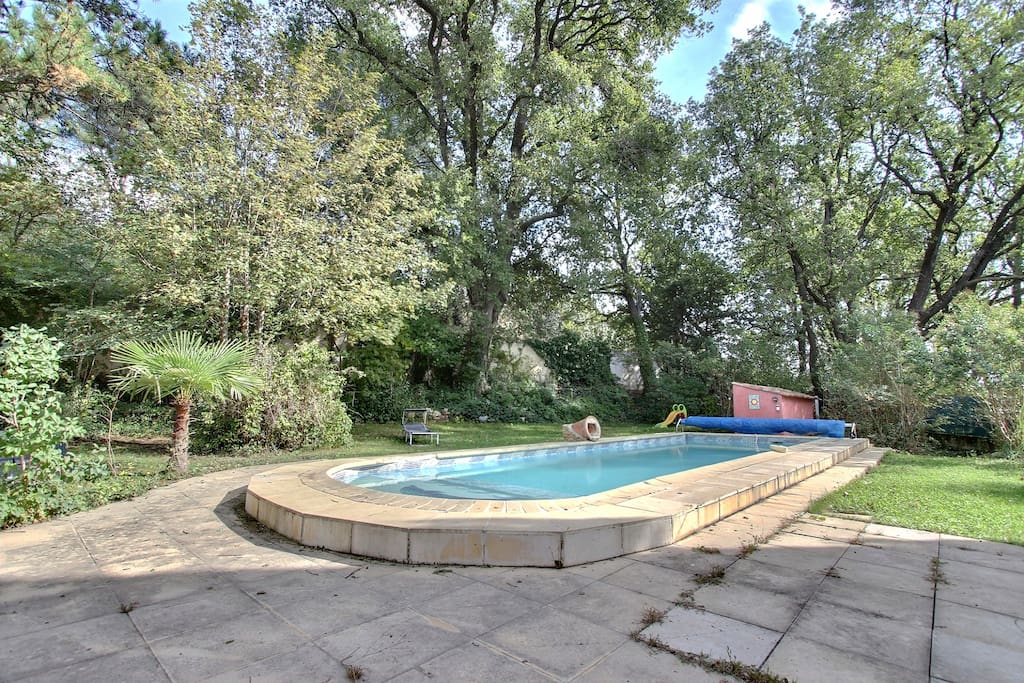 Belle piscine agréable l'été