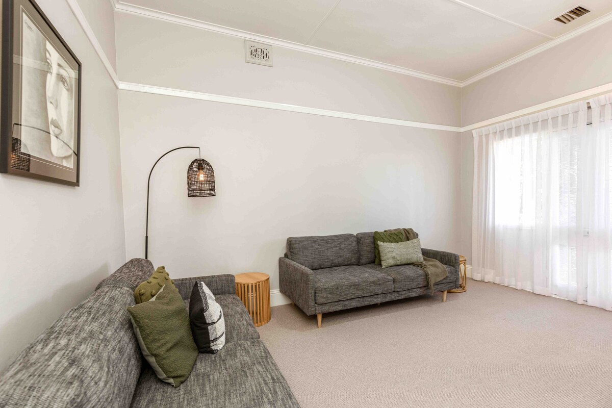 Successful Airbnb property: Charming central cottage. in Wagga Wagga