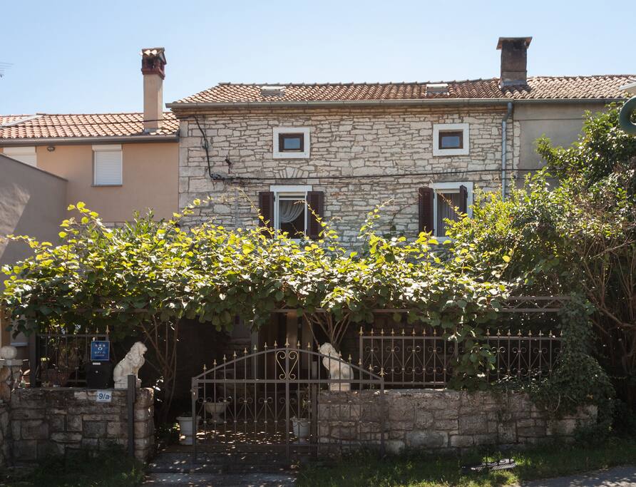 A stone house consists of 3 bedrooms, 2 bathrooms, living room, dining area, kitchen, garden in the front and back of the house.