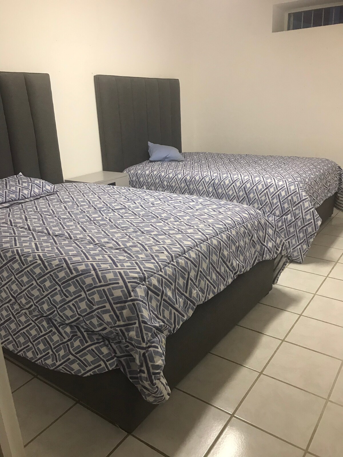 卧室4. （ 2张双人床）。外出时有全功能卫生间。