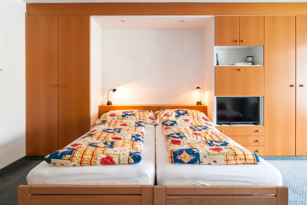 2 Bett 90 x 200 cm oder
1 Bett 180 x 200 cm