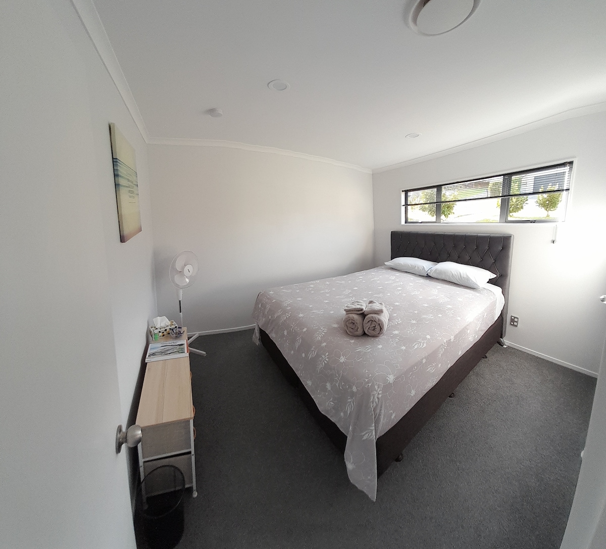 เตียงสะดวกสบายขนาดคิงไซส์ขนาดใหญ่ลิ้นชักตู้เสื้อผ้าหน้าจอทีวี

หากคุณต้องการใช้ห้องอื่นสำหรับการจัดที่นอนแยกต่างหากหรือบุคคลที่ 3 ที่เข้าพักหรือมีพื้นที่เพิ่มเติมจะมีค่าธรรมเนียมเล็กน้อย โปรดอัพเดทสำหรับผู้เข้าพัก 3 คนเพื่อใช้สิ่งนี้