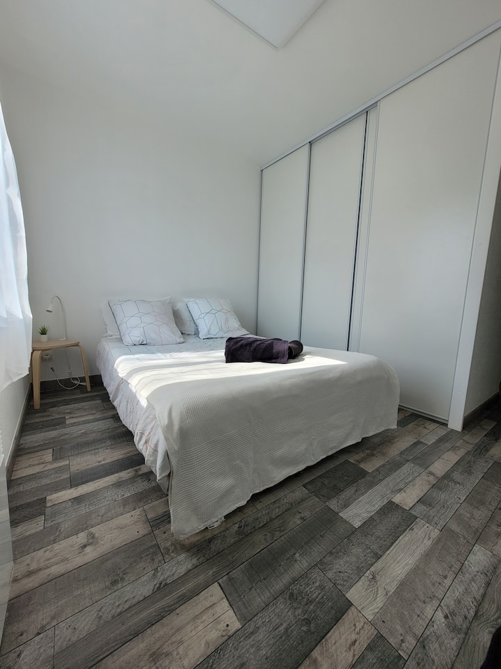 Chambre avec lit double + placard