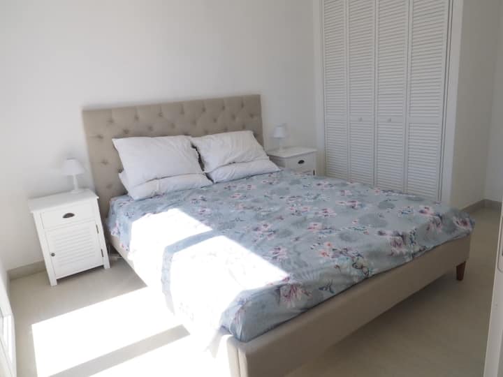 ห้องนอน #1 พร้อมเตียงขนาดคิงไซส์ในเกสต์เฮ้าส์/Chambre #1 avec lit 160cm, dans la dépendance 