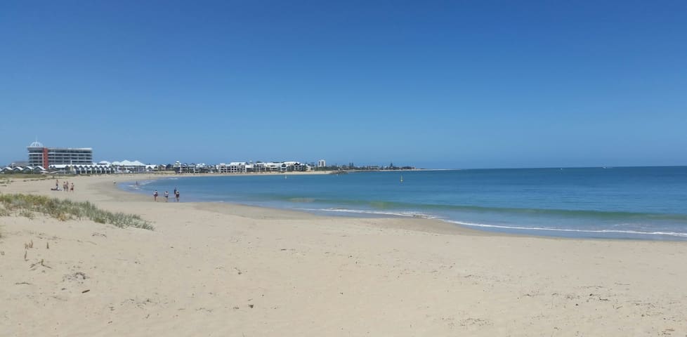 Town Beach Holiday Home/ 50 metres to Beach