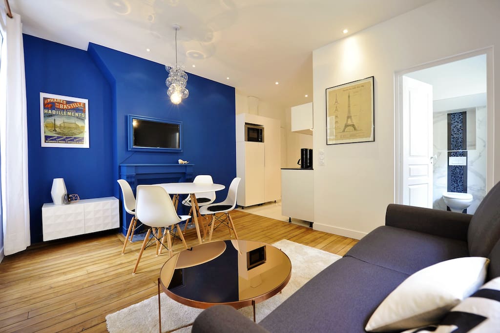 Living room filled with light with a sofa that turns into a double bed