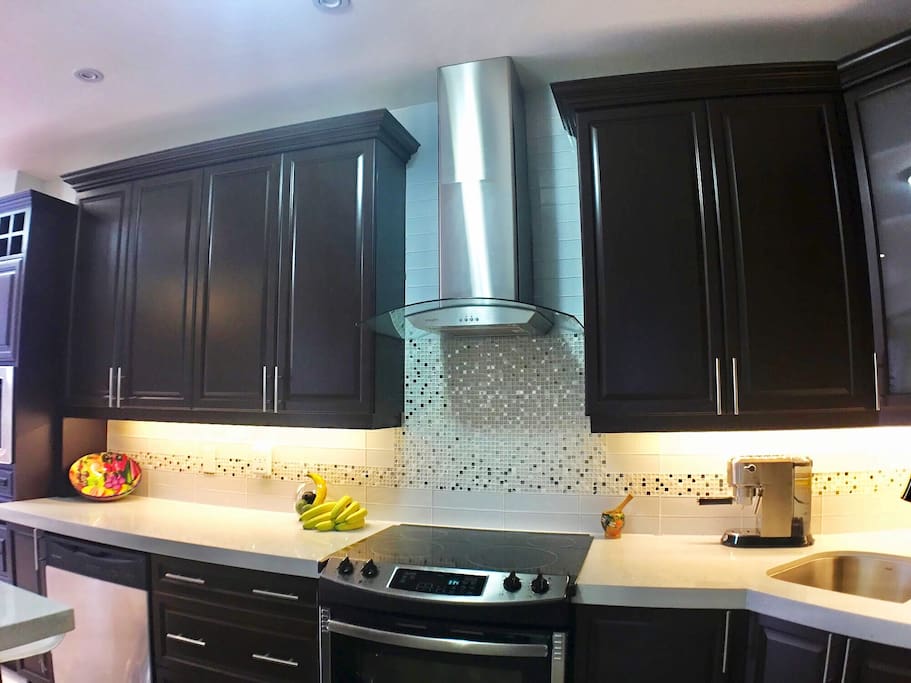 Backsplash with sparkls adds to the brightness of the whole kitchen