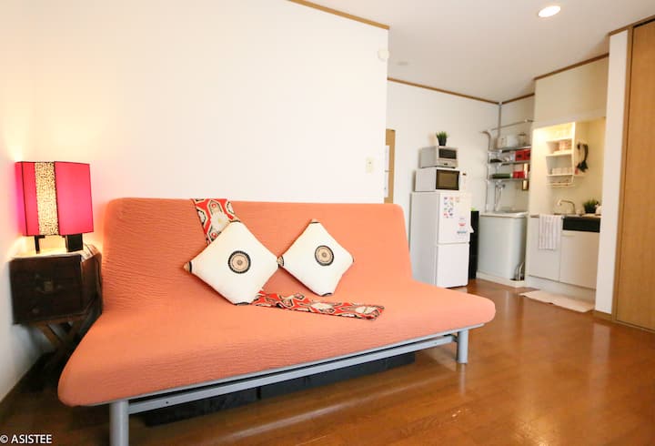 Sofá cama doble en sala de estar