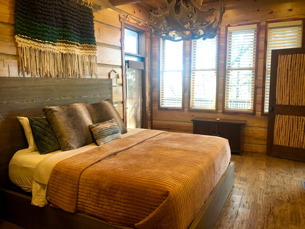 Главна спалня със съвсем ново двойно легло, врата към вътрешния двор, така че да можете да излезете направо към хидромасажната вана. 