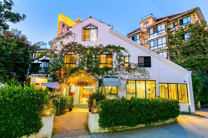 【时光仓】LOFT怀旧风格独栋民宿/步行5分钟到大东海/近鹿回头/一市场 免税店免费班车