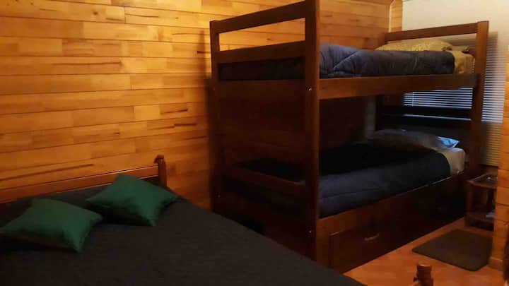 Dhomë treshe në katin e parë. Kabinë + krevat tek
