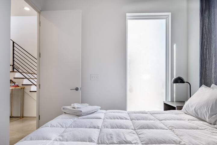 6BR/6BATH Double brand NEW Modern townhomes gallery image 3