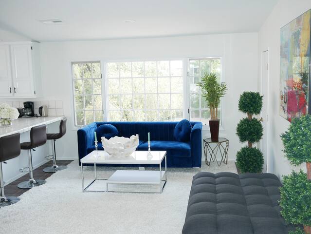 Top Floor.10% OFF! No shared walls!Super Bright. gallery image 3