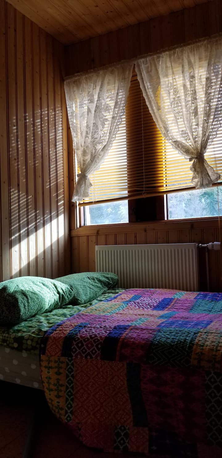 La 2ème chambre  comprend un lit double européen (120 cm)