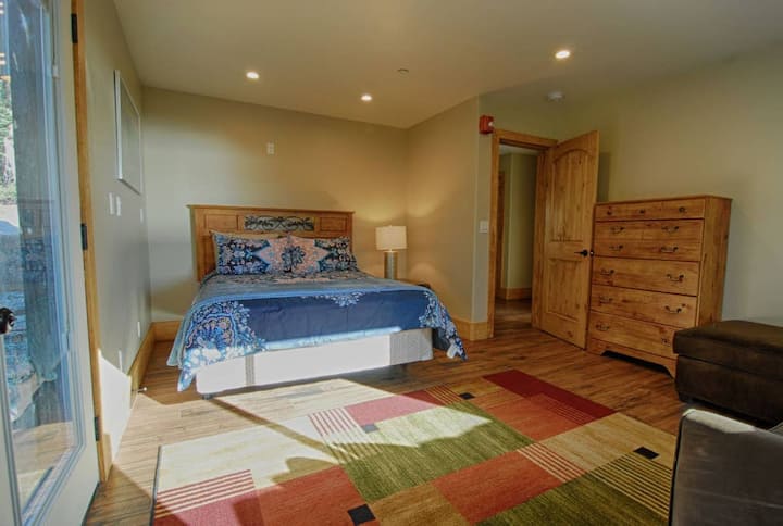 غرفة نوم كوين في غرفة النوم رقم2