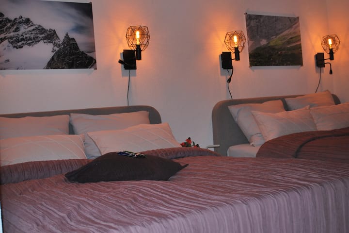 Spálňa 3; pre štyri osoby a  každá osoba má šatník 