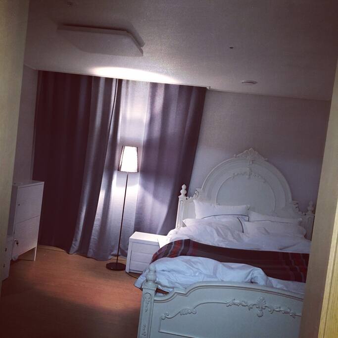 침실은 매우 쾌적하고 안락합니다. 일체 간섭없이 독립적으로 사용하실 수 있는 개인 욕실과 파우더룸,베란다가 마련된 최고의 마스터룸입니다. 베드를 하나 더 원하시면 넣어드립니다.