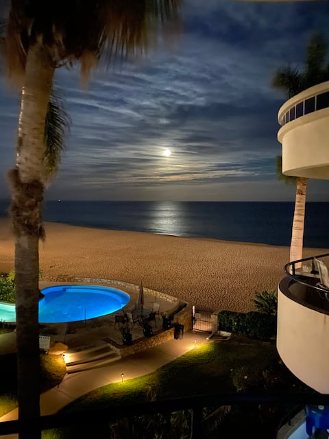 Successful Airbnb property: Lovely beach front one bedroom condo with pool in San José Del Cabo