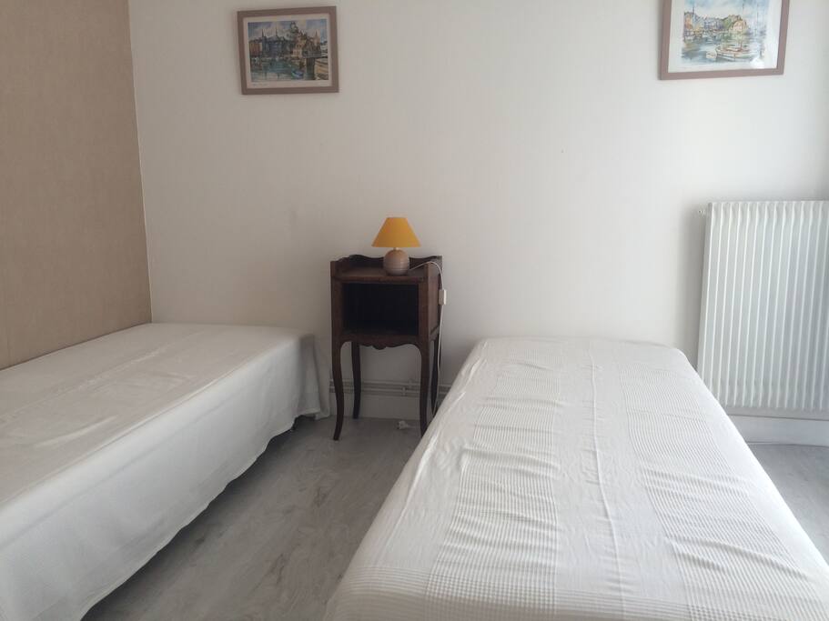Chambre 2 lits 80/200 qui peuvent être assemblés