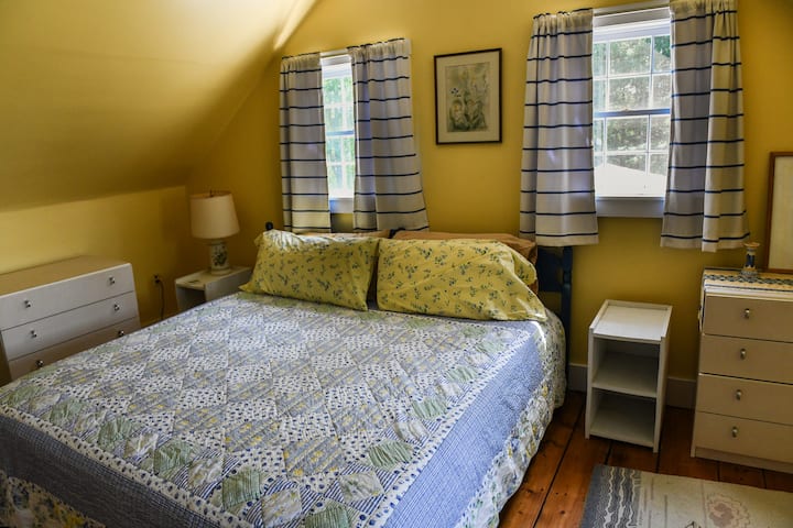 Მაღლა BR #1, ორი ხელით მოხატული ერთადგილიანი საწოლი დგას მეფის საწოლის შესაქმნელად. 