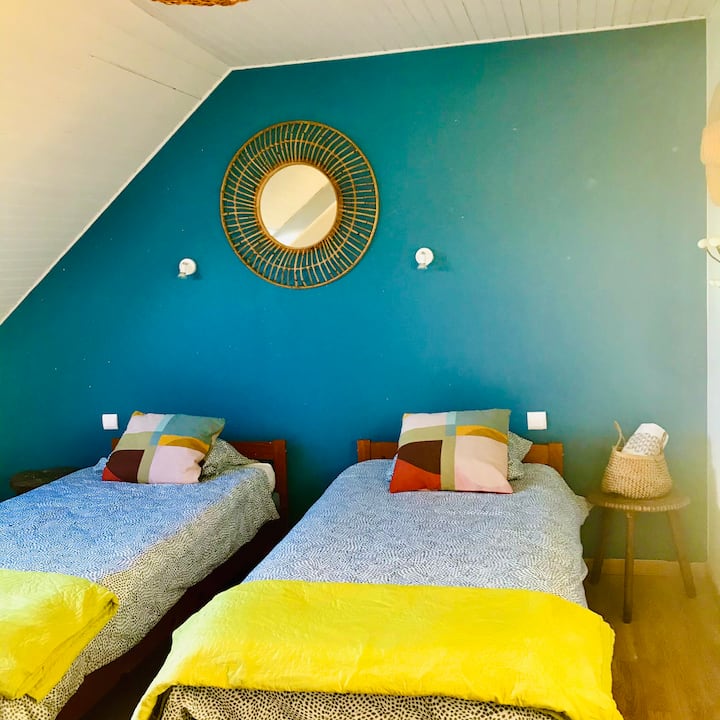 ห้องเตียงแฝดมี 2 เตียงขนาด 90x190 ซม.