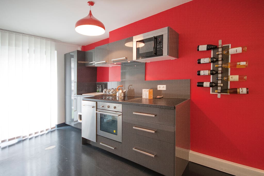 La cuisine, avec la porte fenêtre à gauche donnant sur la terrasse