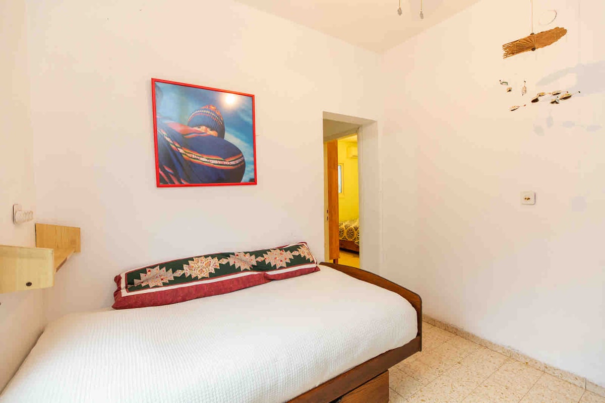 没有门的卧室，另外两间卧室设有走廊