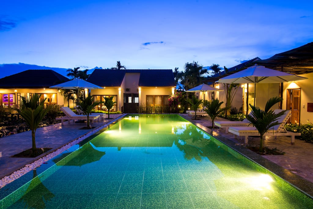 PASTORALE VILLAS
AT NIGHT BY THE POOL