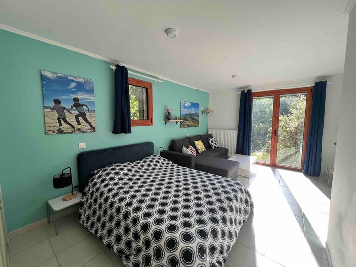 Chumba cha kulala juu -1 
Kitanda 1 cha watu wawili
Kitanda 1 cha sofa 