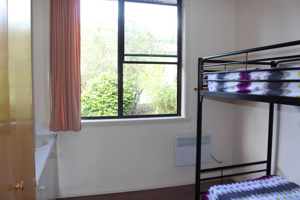 TWIN ROOM