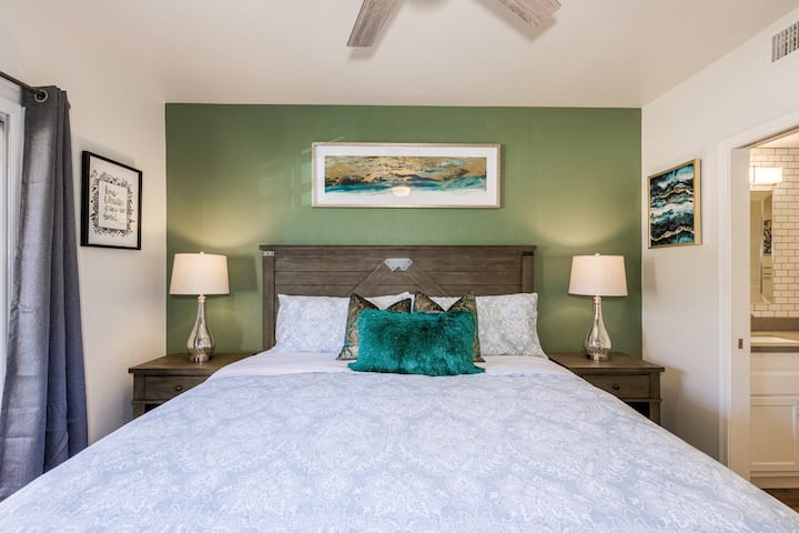 Spavajte, opustite se, sanjajte i uživajte u odmoru uz ovaj Sealy Posturepedic Response Premium West Salem Cushion King Madrac.