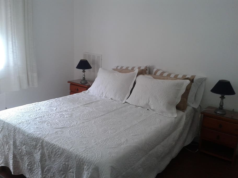 Dormitorio con smart tv.