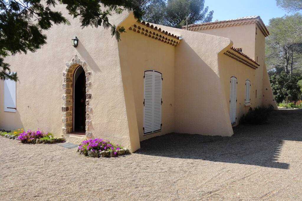 Entrée et vue arrière de la maison