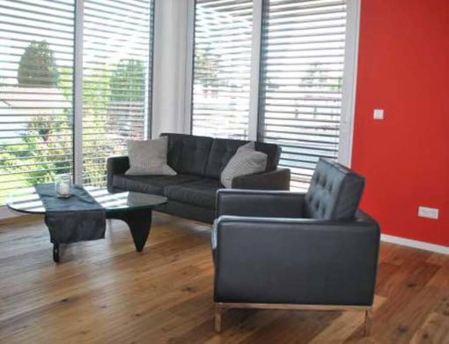 Wohnzimmer mit Sofa und Sesseln