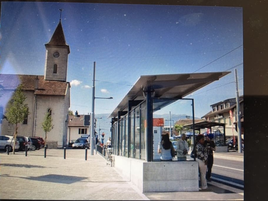 2mins walk to Meyrin Village TPG, 15mins to Train station (Gare Cornavin)