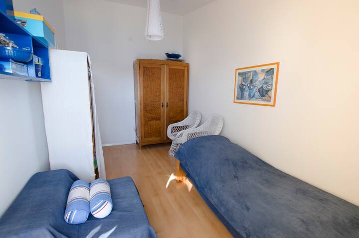 Dormitorio pequeño.