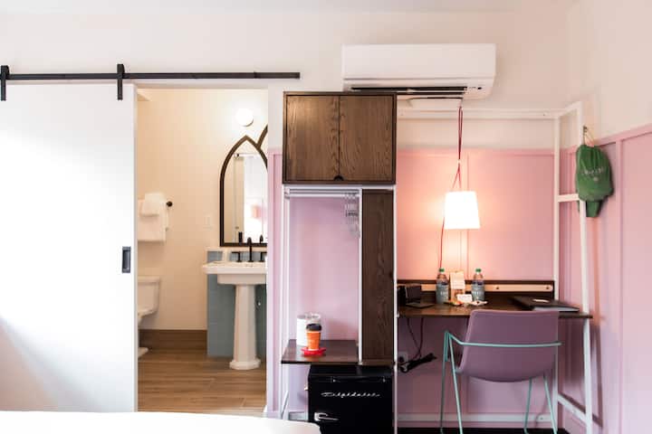 每间客房配有冰箱、Keurig咖啡机、零食篮和戴森吹风机。