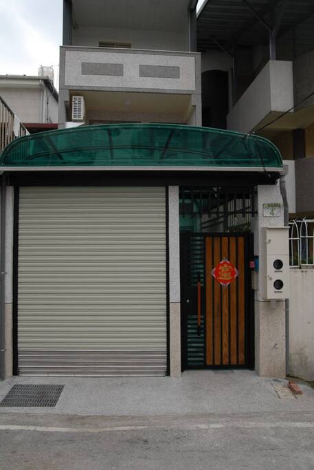 門口外觀,內有一室內停車位