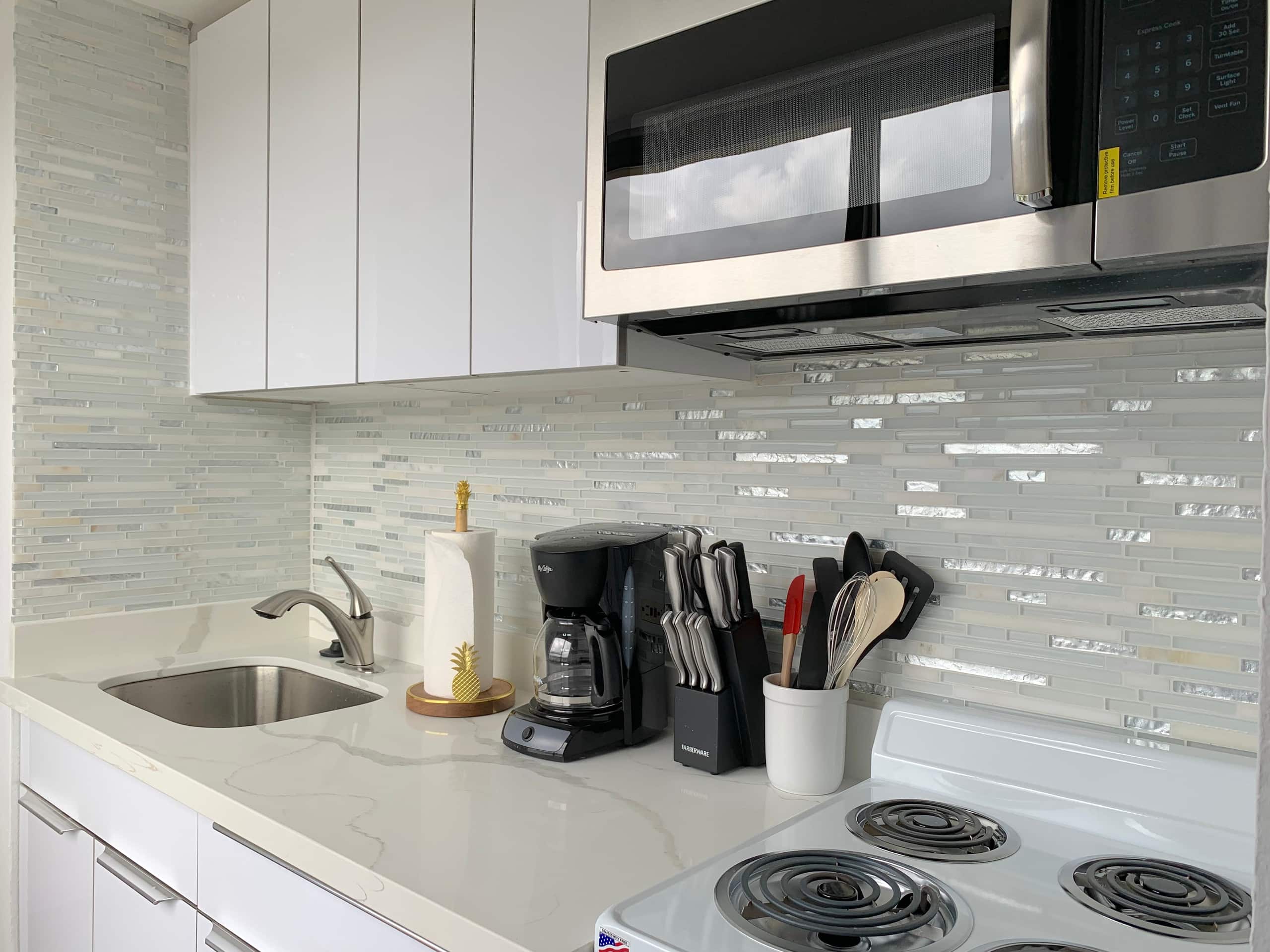 Condo in Honolulu · ★4.73 · Studio · 1 bed · 1 shared bath - Image 5