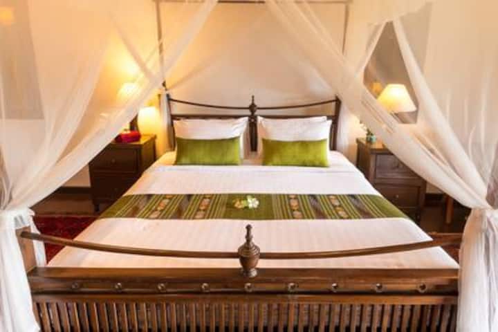 Glavna spavaća soba. Najam uključuje uslugu sobarice, uključujući posteljinu koja se čisti svaka tri dana. 