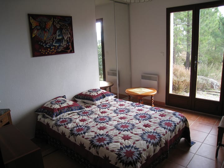 Master Bedroom with en-suite/Habitación con baño en suite 