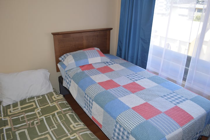 Segundo dormitorio, con dos camas una  de plaza y media , y la otra cama nido, tambien cuenta con  un segundo baño, muy apropiada para estadia de niños y jovenes
