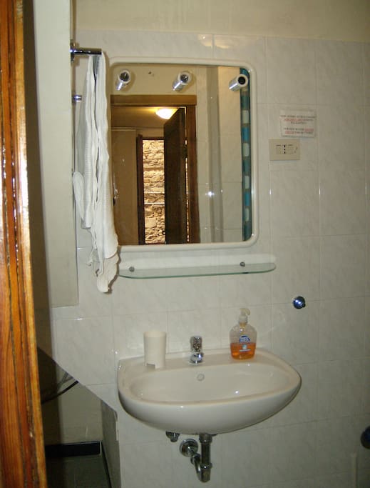Bagno con doccia. Bathroom with shower!