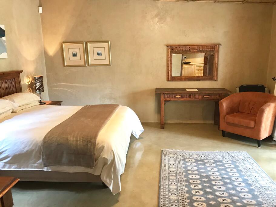 Bedroom with Queen size Bed