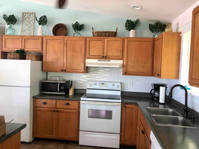 Kailua Kona-OCEAN VIEW HOUSE sleeps up to 16! gallery image 3