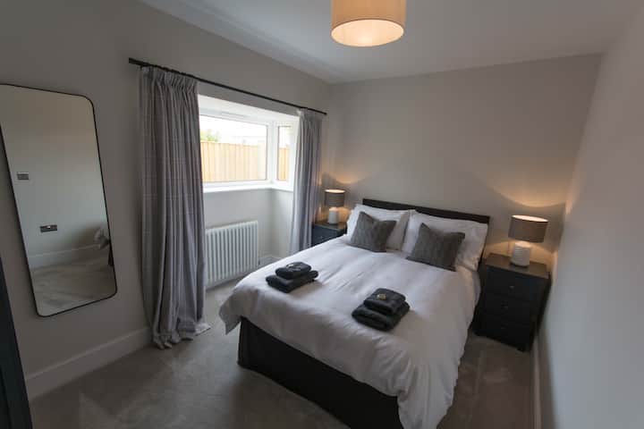 двојна спална соба убаво декорирана 