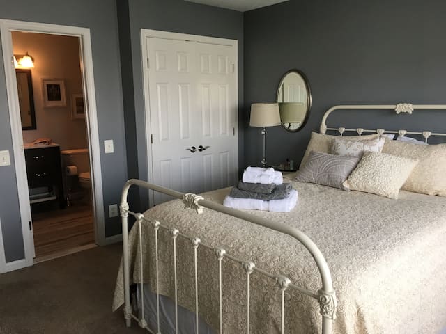 Private room and bath-5 miles from Dulles airport