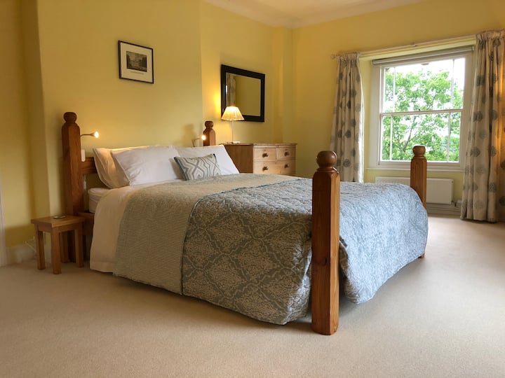 Chumba kikuu cha kulala chenye kitanda kirefu cha futi 7 (kizuri kwa wageni warefu).